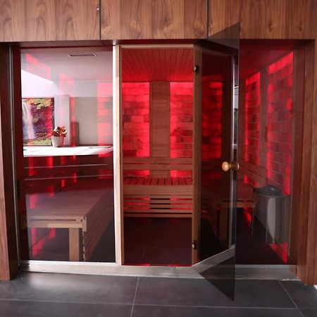 Palace Hotel & Spa Titova Mitrovica エクステリア 写真