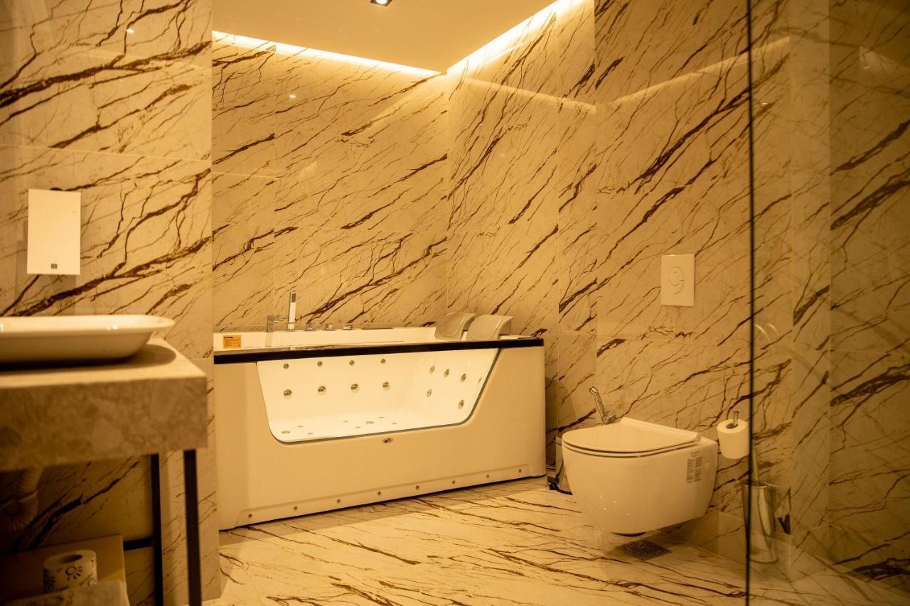 Palace Hotel & Spa Titova Mitrovica エクステリア 写真